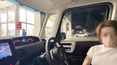 A perverted, big-breasted MILF who masturbates in the car in public even if a young man sees her♡