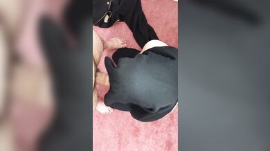 همکارش رو برده تو اتاق استراحت و کسشو میکنه (پر از حرفای سکسی و آه و ناله)