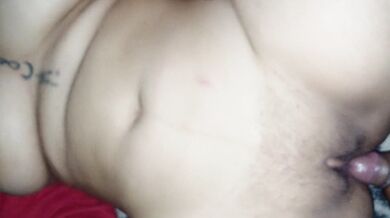 Mi hermanastra viene de visita a casa y fallamos a escondidas????