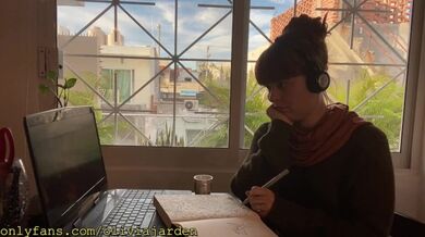 LOFi Girl Would Rather Be Studying a Big Cock -OnlyFans/oliviajarden