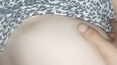 ყოველ დილით საწოლს ვტოვებ დედინაცვლის ოთახს რომ ვესტუმრო, მის მინი ბუსუსს შევეხო!