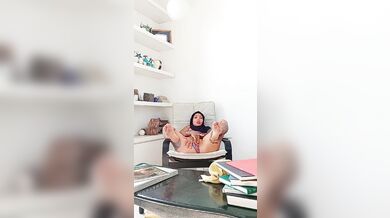 مصرية من القاهرة دخل عليها زميلتها فالشغل شوف حصل إيه