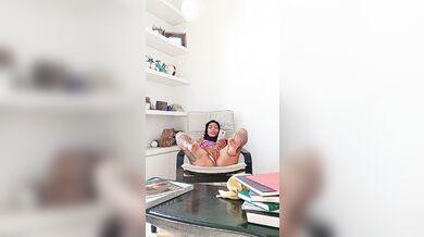 مصرية من القاهرة دخل عليها زميلتها فالشغل شوف حصل إيه