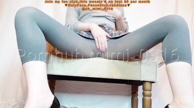 [Urinating and peeing scene] Wearing gray leggings and no pants suction masturbation. It feels so go