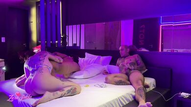 Conheci um casal no swing e fomos pro motel - me macetaram gostoso