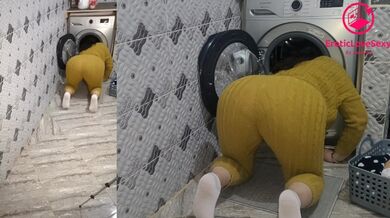 fucked his wife while she is inside the washing machine حويتها في الكوزينة راسها في آلة الغسيل
