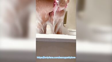 GIRL WITH PERFECT TITS WITH BIG PINK NIPPLES شرموطة تلعب بكسها و صدرها في الماء