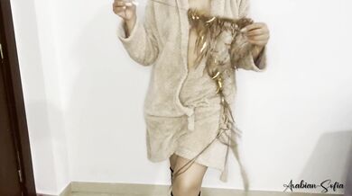 الفرسة صوفيا تعود من جديد بعد غيبة طويلة ???? رقص مثير وانا بشلح لصديق جوزي المقرب و بفرجيه طيزي