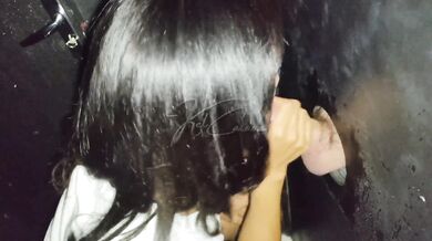 Levei a Kel Abate no swing e ela adorou chupar no GloryHole