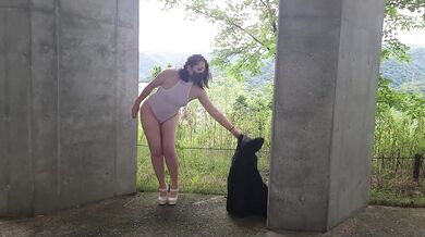 Exposed walk while looking for a masturbation place in the daytime park