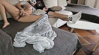 J invite un ami il me baise sur le canapé ! Squirt , il fini tous dans ma bouche , beurette amateur