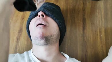 Humillo a mi hermanastro con mis pies sucios y le escupo la cara